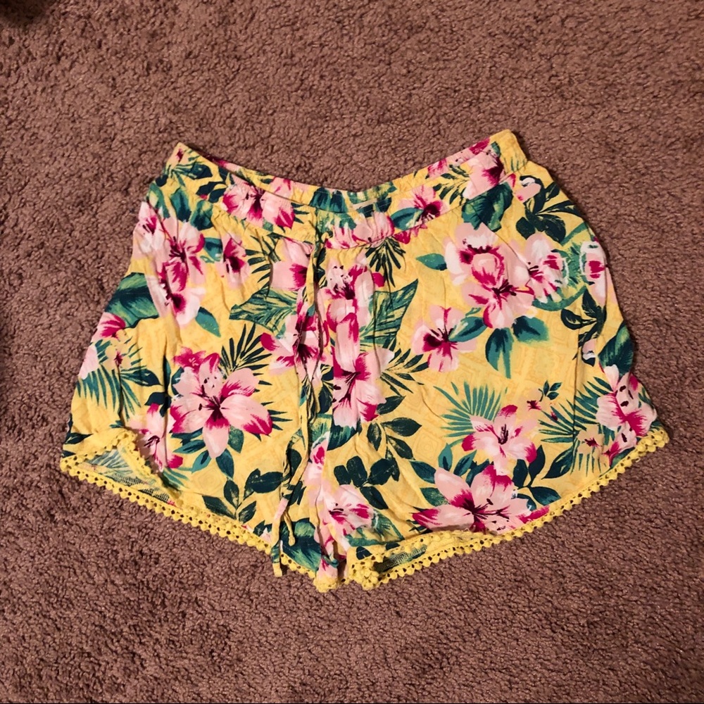 Hollister floral yellow cotton shorts